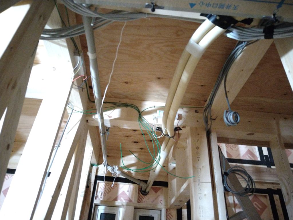新築建物の天井・梁に先行して通した電線と配管